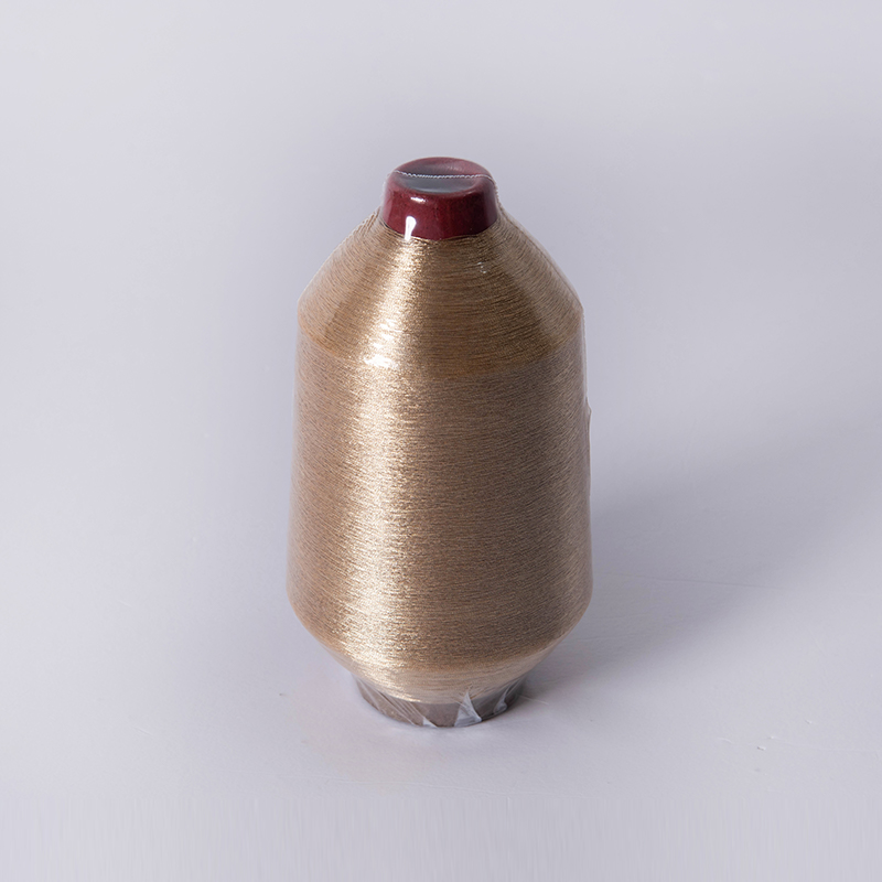 In che modo il filo di ricamo metallico aggiunge glamour e impatto visivo?